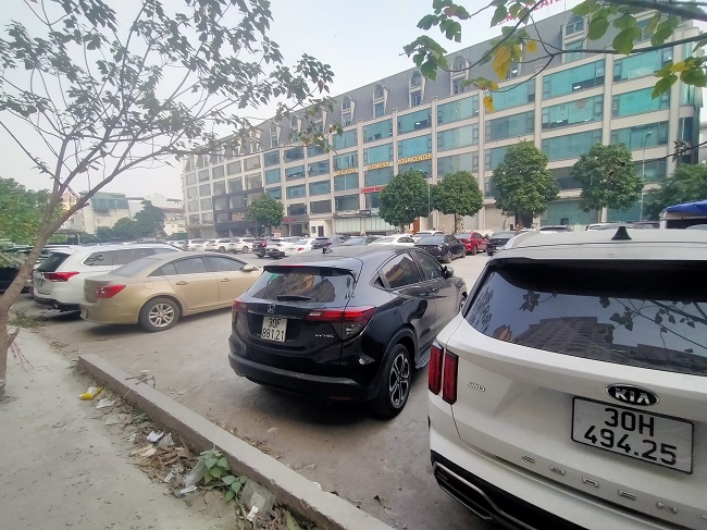 Bãi trông giữ xe cuối đường Thành Thái