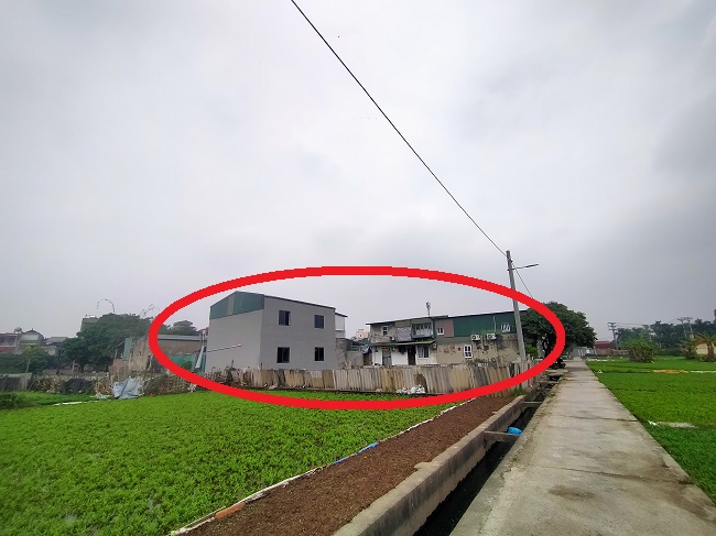 Phía sau chợ Quỳnh Đô, thôn Quỳnh Đô xuất hiện hàng loạt công trình, nhà ở được xây dựng mới kiên cố trong một thời gian dài. Theo người dân cho biết, khu vực này toàn là đất nông nghiệp, đất 5 % không được phép xây dựng.