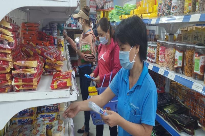 Công nhân Công ty TNHH Changshin Việt Nam mua sắm hàng bình ổn giá tại siêu thị công ty