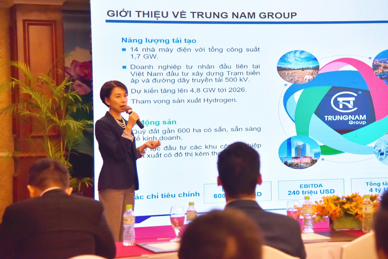 Bà Đỗ Tú Anh, Phó tổng giám đốc Trung Nam Group chia sẻ tại buổi gặp gỡ