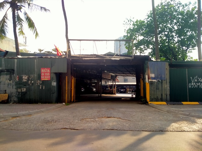 Bãi trông giữ xe ô đất chùa Trung Kính Hạ (123 Trung Kính) do Nguyễn Kim Khôi quản lý với diện tích đất 2000m2.