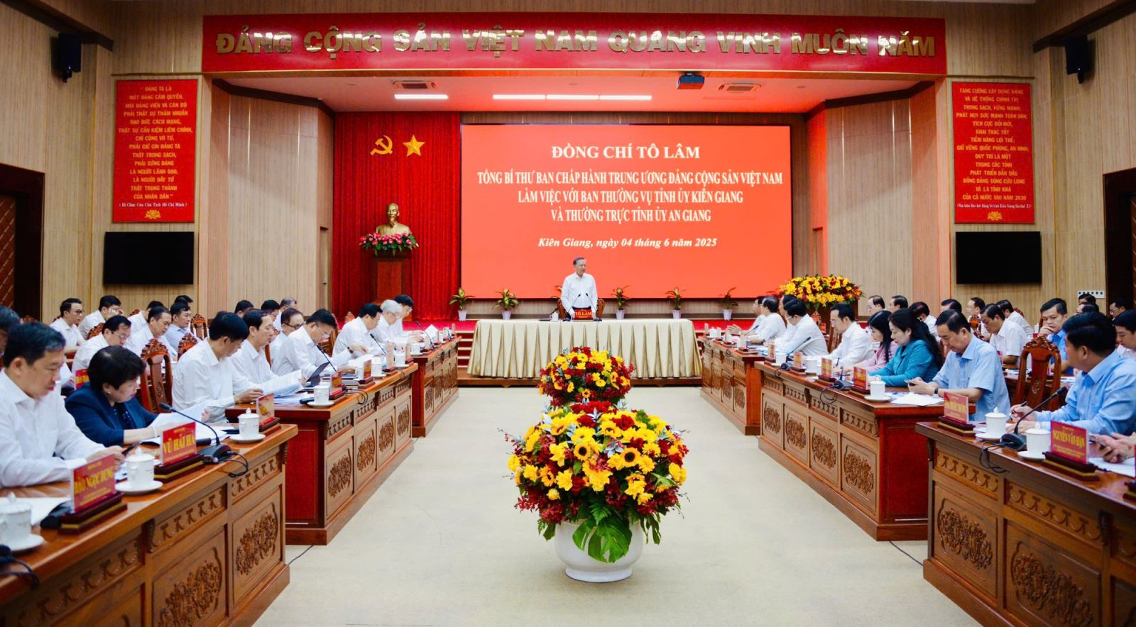 Tổng Bí thư nêu rõ, Hội nghị APEC 2027 được tổ chức tại thành phố Phú Quốc là sự kiện đối ngoại cấp cao, có ý nghĩa đặc biệt đối với không chỉ tỉnh Kiên Giang và tỉnh An Giang mới sau hợp nhất, mà còn đối với toàn vùng Đồng bằng sông Cửu Long và cả nước - Ảnh: VGP/LS