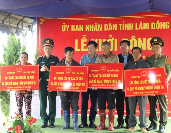 PTT Mai Văn Chính, Chủ tịch UBND tỉnh Lâm Đồng thăm hỏi động viên các gia đình bị sập nhà do bão lũ.