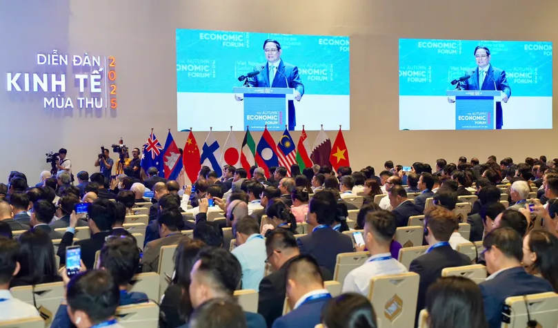 Diễn đàn năm nay có chủ đề “Chuyển đổi xanh trong kỷ nguyên số”. Chủ đề này thể hiện tầm nhìn chiến lược của Việt Nam khi kết hợp hai động lực lớn của thế kỷ 21 là chuyển đổi số và chuyển đổi xanh, hướng tới nền kinh tế thông minh, bền vững.   Chủ đề “Chuyển đổi xanh trong kỷ nguyên số”, được xây dựng trên nền tảng các chủ trương lớn của Việt Nam, đặc biệt là Nghị quyết 57-NQ/TW xác định khoa học công nghệ, đổi mới sáng tạo và chuyển đổi số là động lực then chốt cho sự phát triển bền vững và thịnh vượng quốc gia. Các thảo luận tại Diễn đàn nhằm tập hợp thể chế, giải pháp và kinh nghiệm quốc tế để hình thành bệ phóng chính sách cho giai đoạn phát triển mới của Việt Nam và TP. Hồ Chí Minh.