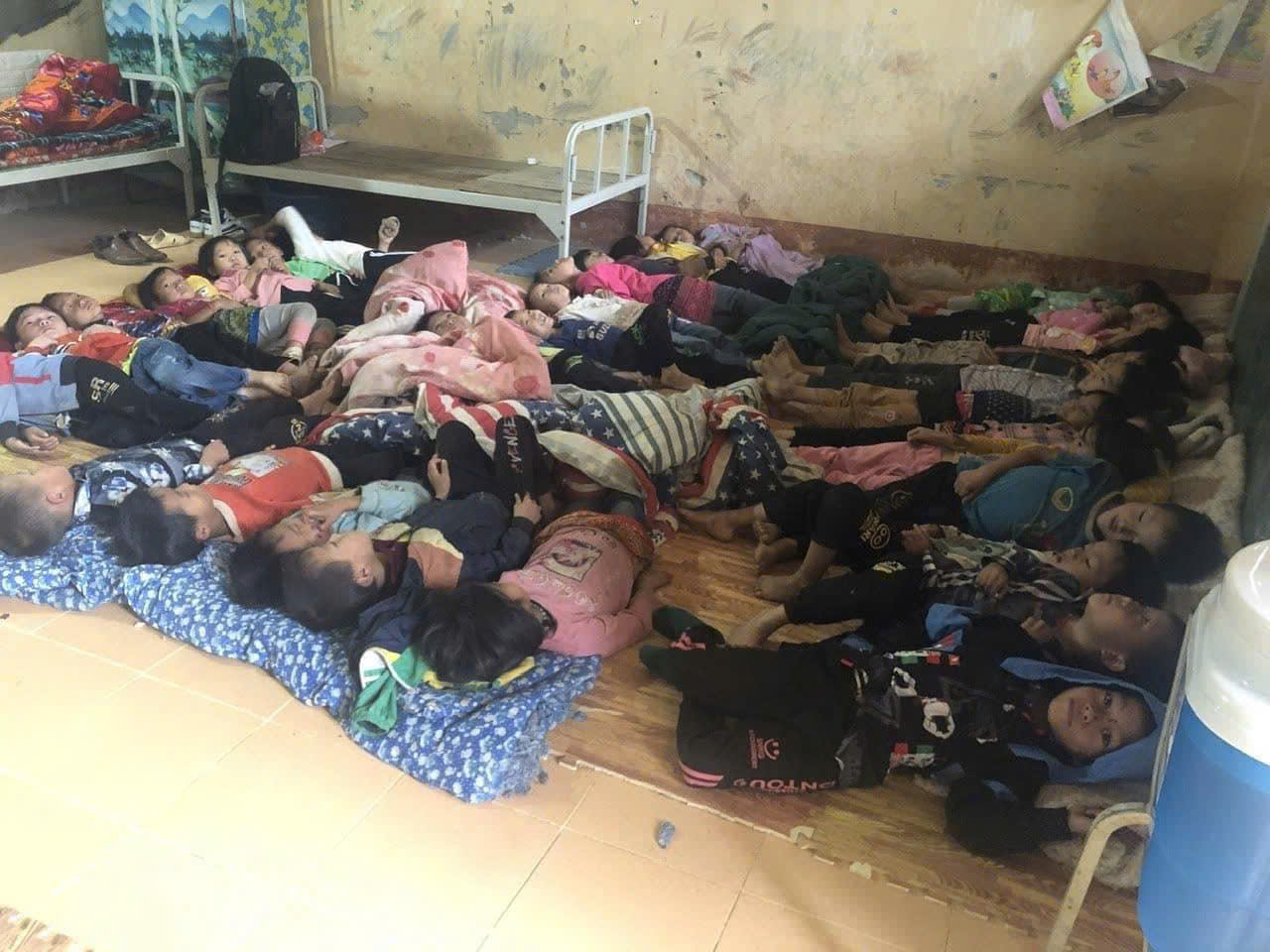 Giờ ngủ trưa của các em học sinh Tiểu học và Mầm non Xím Vàng