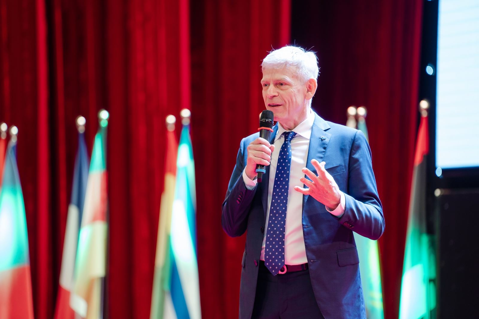 Giáo sư Laurent El Ghaoui - Phó Hiệu trưởng kiêm Viện trưởng Viện Kỹ thuật và Khoa học máy tính.c khỏe thông minh, giờ có thêm Trung tâm Trí tuệ Môi trường. 