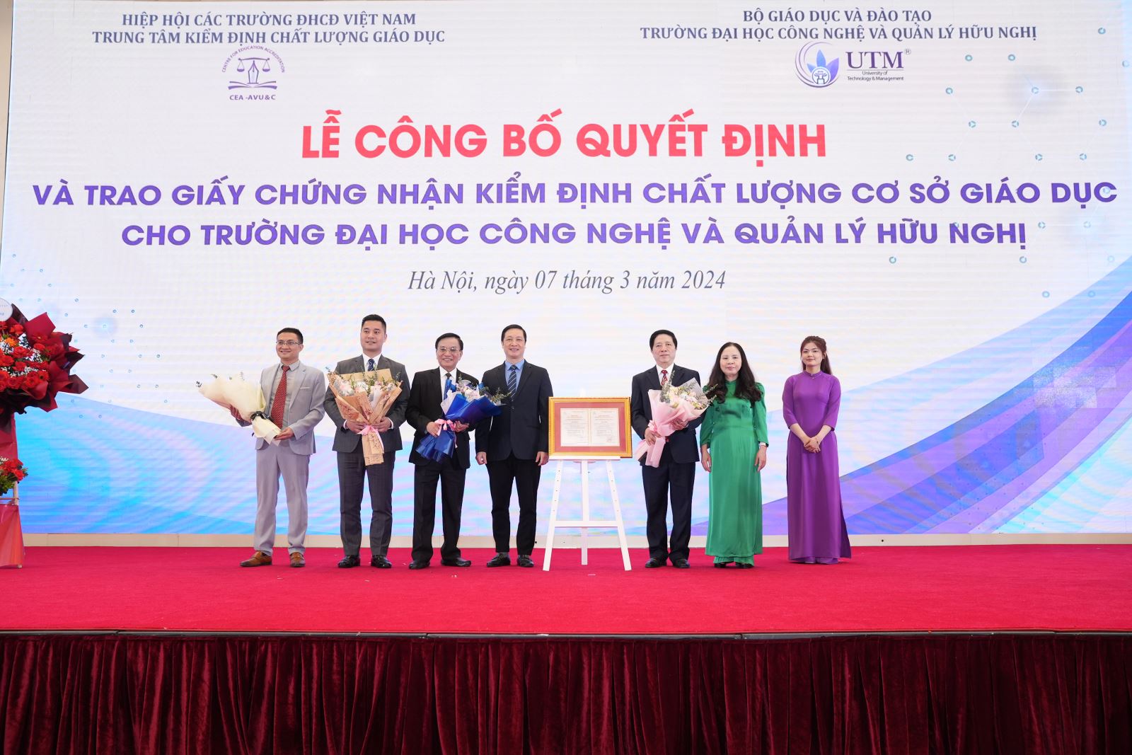 Đại diện lãnh đạo Bộ Giáo dục và Đào tạo trao Quyết định và giấy chứng nhận kiểm định chất lượng cơ sở giáo dục cho Trường Đại học Công nghệ và Quản lý Hữu Nghị.