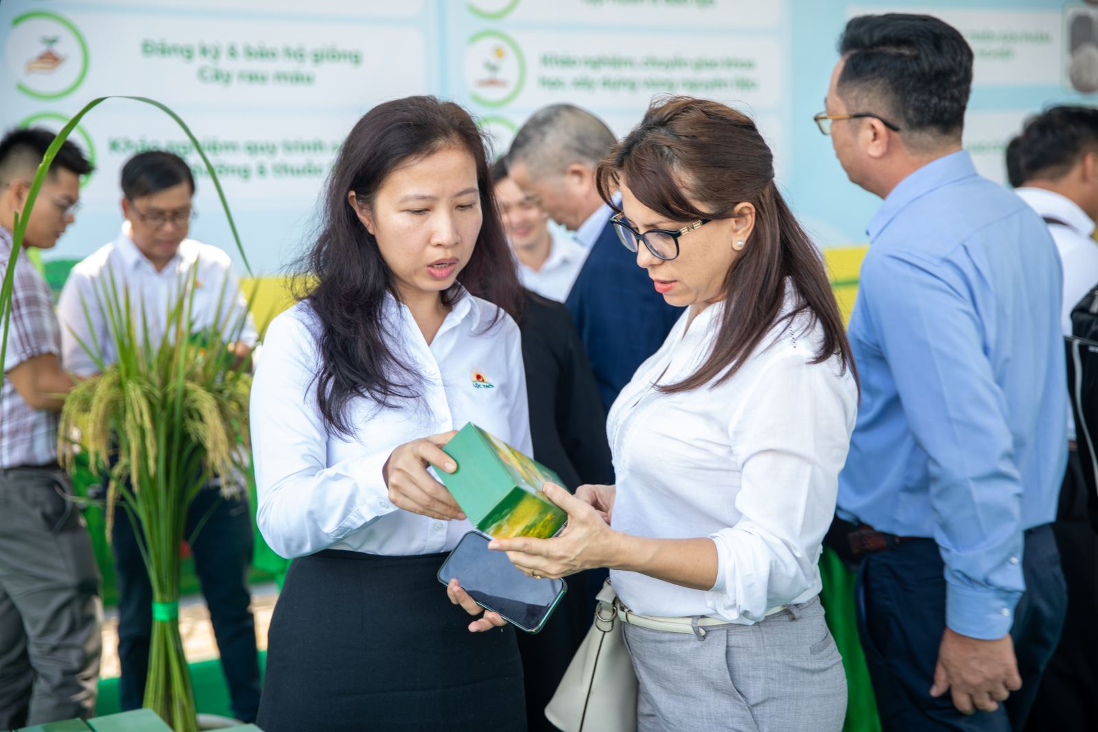 Khách hàng người nước ngoài tham quan gian hàng và tìm hiểu sản phẩm tại Ngay