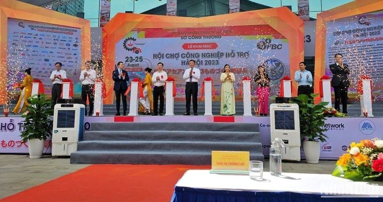 Nghi thức cắt băng khai mạc Hội chợ Công nghiệp hỗ trợ thành phố Hà Nội năm 2023