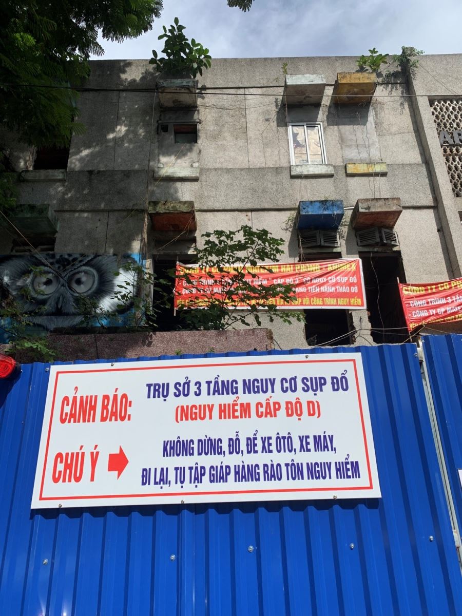 Rào tôn và biển cảnh báo nguy hiểm cấp độ D