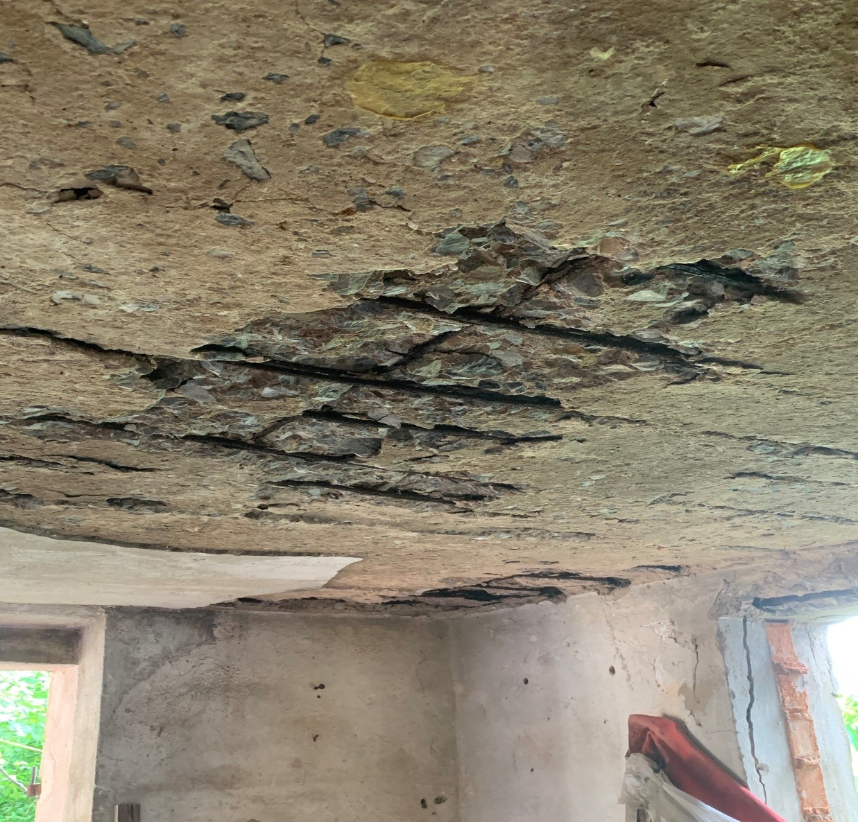 Lớp thép đã bị ăn mòn gây nứt gãy kết cấu lớp bê tông bảo vệ