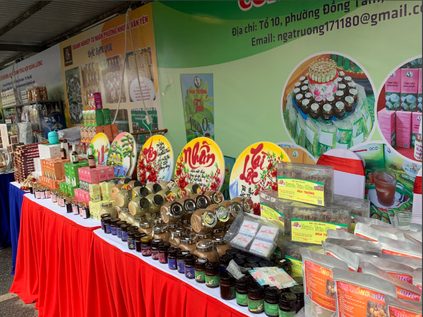 Các gian hàng của bà con nông dân, hợp tác xã, doanh nghiệp tỉnh Yên Bái.