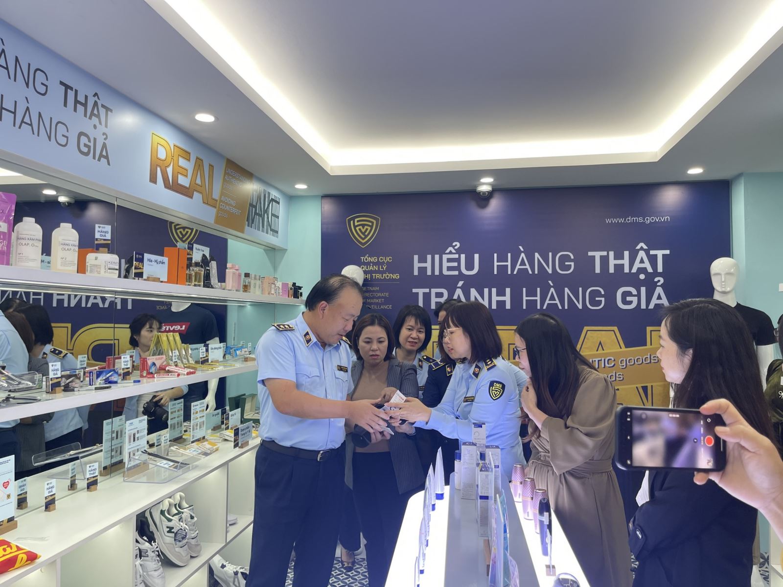 Tổng cục trưởng Tổng cục Quản lý thị trường Trần Hữu Linh chia sẻ cách phân biệt hàng thật, hàng giả