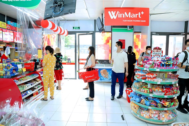  Khách hàng mua sắm tại cửa hàng Winmart của Tập đoàn Masan