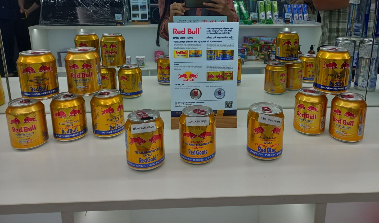 Gian chưng bày nước tăng lực Red Bull hàng thật và hàng giả.