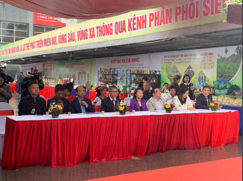 Các đại biểu tham dự buổi khai mạc 