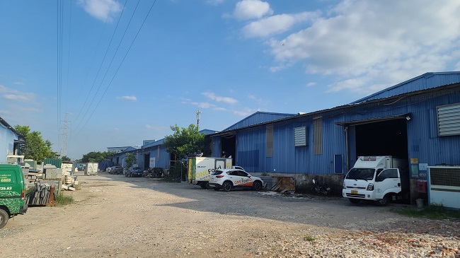 Hàng loạt công trình tạm biến thành kho xưởng và nằm ngay dưới đường dây điện cao thế trong KĐT Thanh Hà.