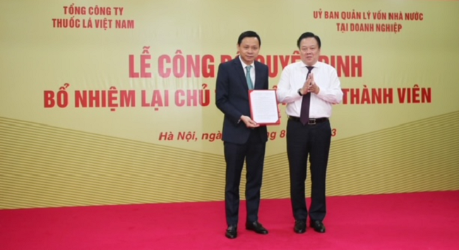 Chủ tịch Ủy ban Quản lý vốn Nhà nước tại doanh nghiệp Nguyễn Hoàng Anh trao quyết định bổ nhiệm lại Chủ tịch HĐTV Vinataba cho ông Hồ Lê Nghĩa