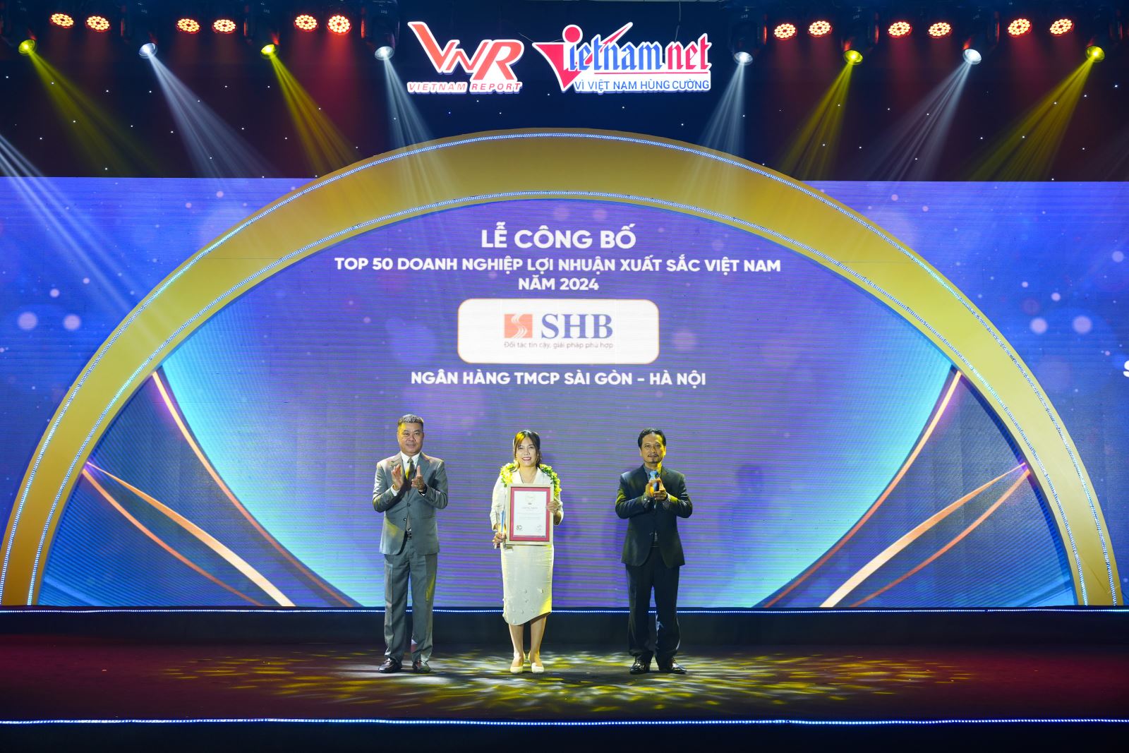 Bà Ninh Thị Lan Phương – Phó Tổng Giám đốc SHB đại diện ngân hàng nhận giải thưởng TOP 50 doanh nghiệp lợi nhuận xuất sắc Việt Nam năm 2024