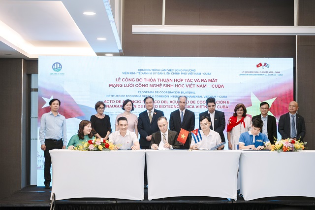 Thạc sĩ Nguyễn Minh Hoàng, Phó Tổng giám đốc Dược phẩm Tâm Bình (hàng đầu, ngoài cùng bên phải) ký biên bản ghi nhớ hợp tác