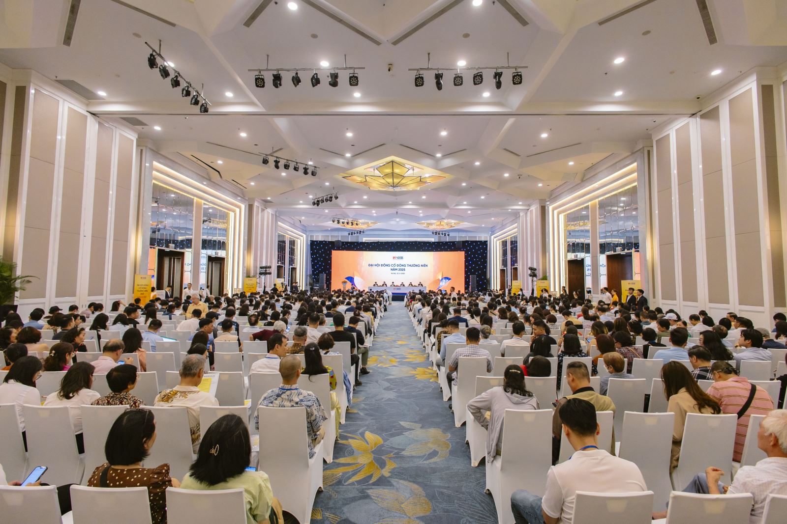 Toàn cảnh Đại hội đồng cổ đông thường niên năm 2025 của SHB với hơn 1.000 cổ đông tham dự trực tiếp