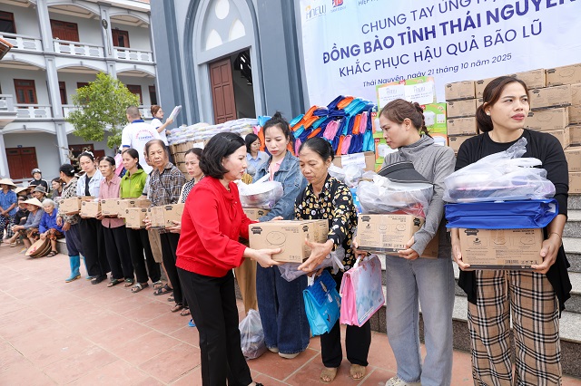 Bà Lê Thị Bình – Tổng giám đốc Dược phẩm Tâm Bình trao quà cho người dân