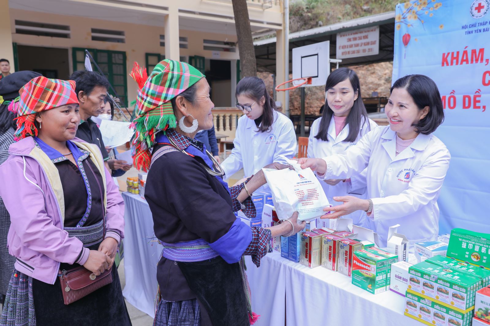 Dược phẩm Tâm Bình tổ chức các chương trình khám bệnh, cấp phát thuốc miễn phí cho đồng bào miền núi
