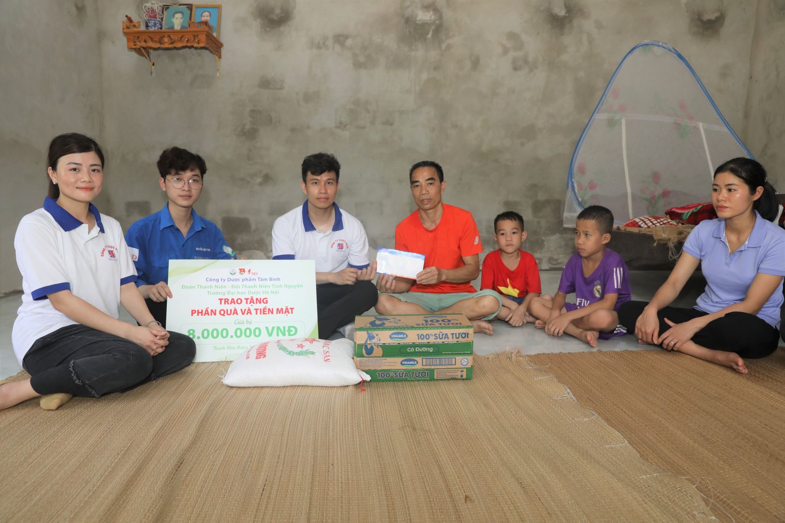 Đại diện Dược phẩm Tâm Bình trao quà và tiền mặt cho hộ gia đình ông Hà Văn Đương