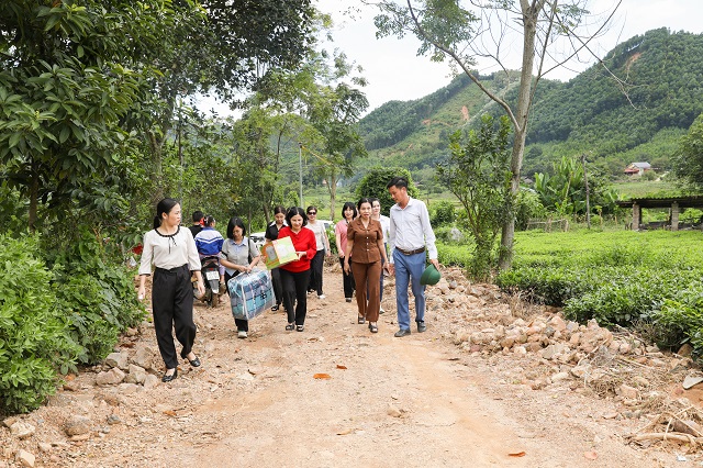 Đoàn đến tận nhà thăm hỏi các hộ dân mất người thân do bão lũ