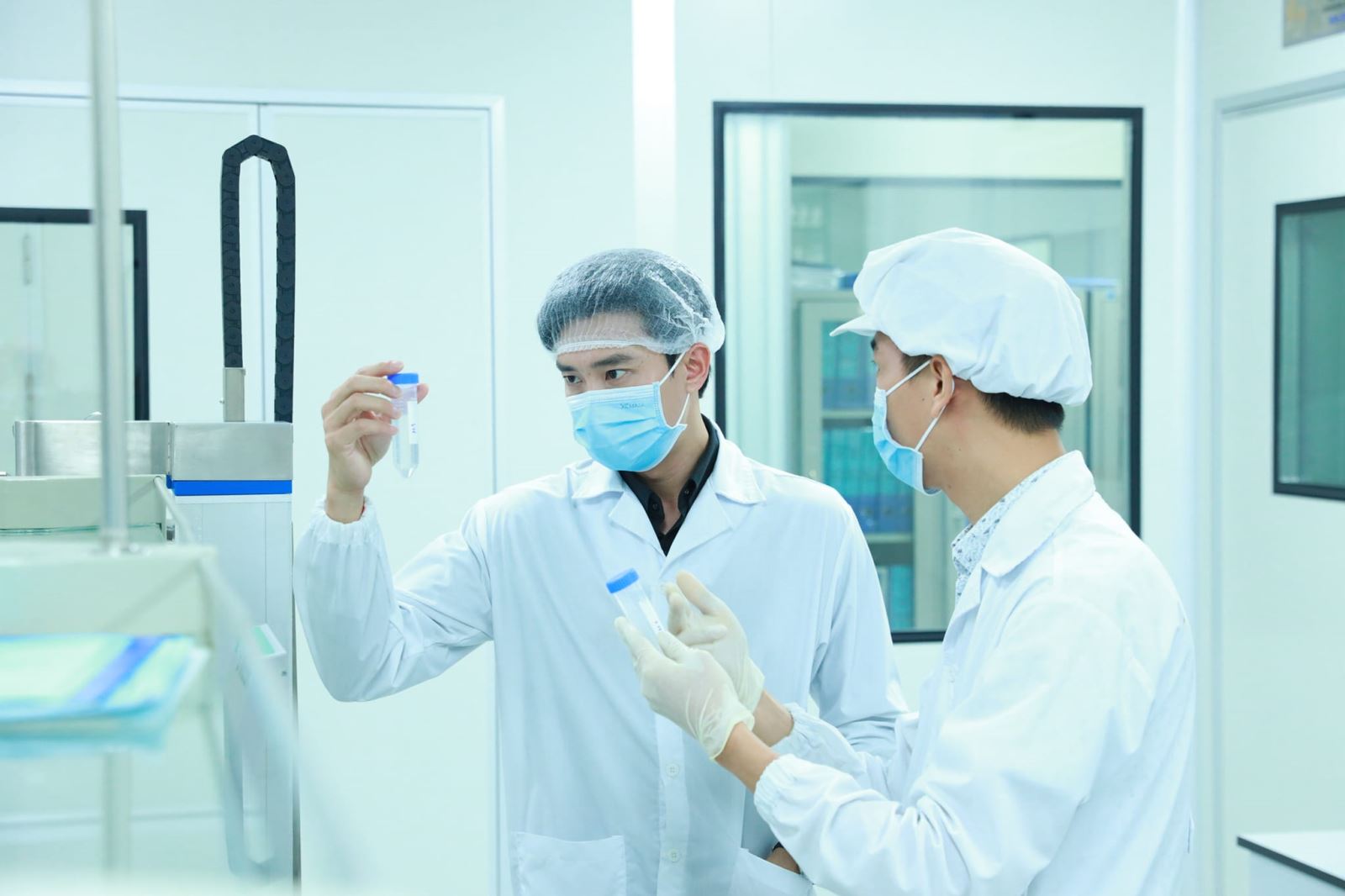 CEO Quốc Trường nghiên cứu sản phẩm tại nhà máy Vimac