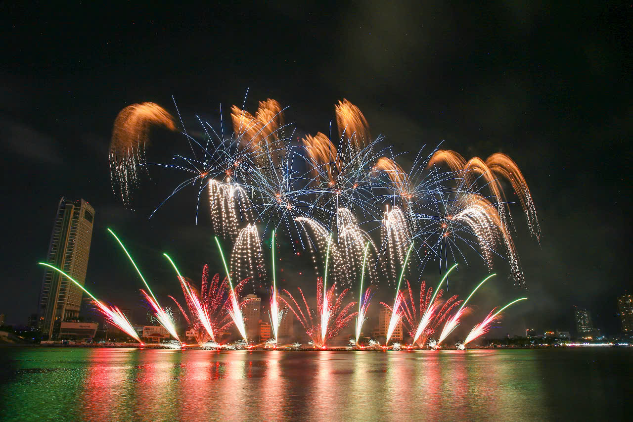 Màn trình diễn pháo hoa của đội Pyrotex Fireworx (Vương quốc Anh)