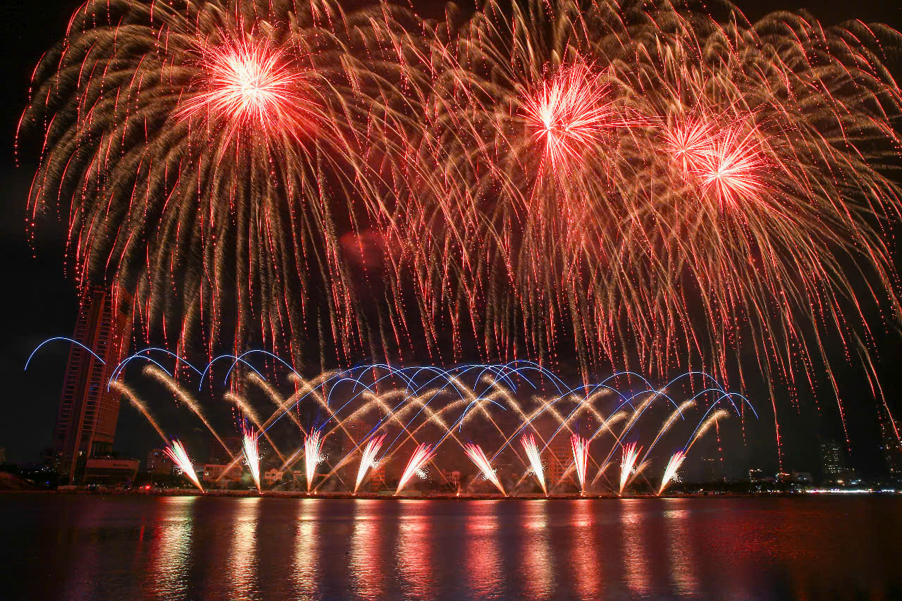 Đội Vương quốc Anh với một phần trình diễn được ví như bản hòa nhạc điện ảnh thấm đẫm chất thơ mang tên “Sóng cảm xúc”