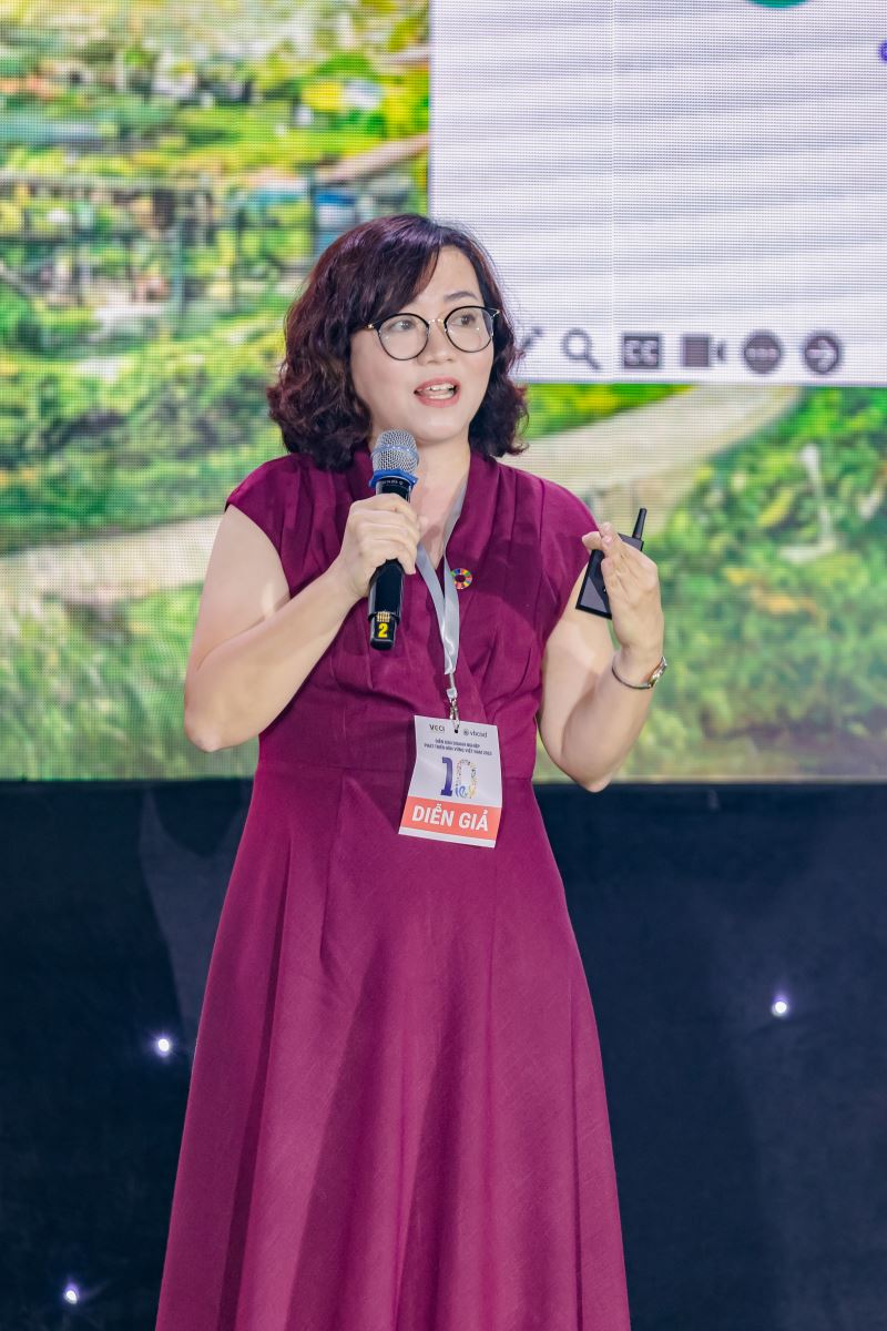 Bà Lê Thị Hồng Nhi - Giám đốc TTDNPTBV Unilever chia sẻ tại Diễn đàn về Hành trình chuyển đổi xanh của Unilever