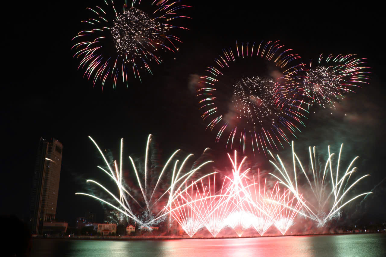 Màn trình diễn pháo hoa của đội Macedos Pirotecnia (Bồ Đào Nha)