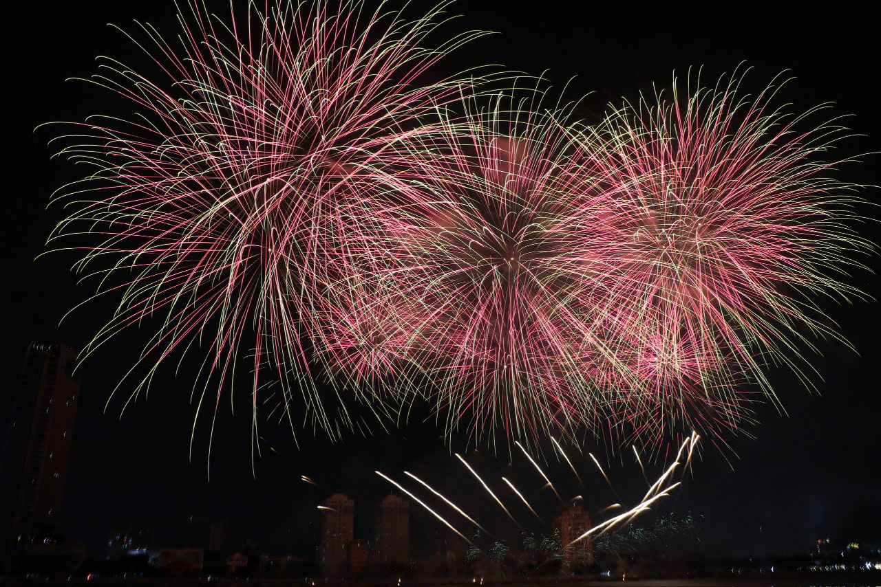 Những đợt pháo bùng cháy, nổ rền như sóng cuộn, dồn dập cuốn người xem vào một cơn cuồng phong âm nhạc