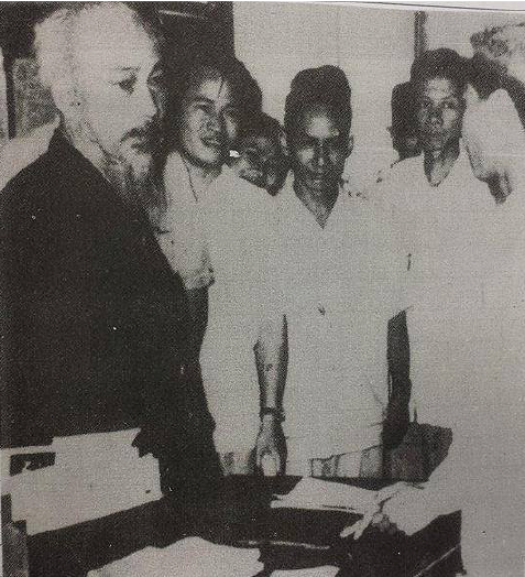 Bác Hồ thăm Quỹ Tiết kiệm xã hội chủ nghĩa tại Nhà máy dệt Nam Định năm 1960