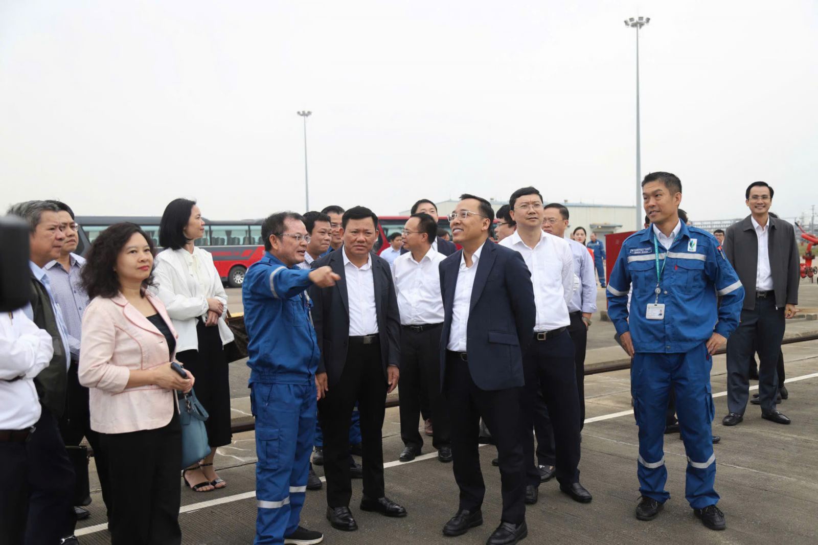 Đoàn công tác của Bộ Công thương và lãnh đạo tỉnh Thanh Hóa cũng đã đi khảo sát, nắm bắt tình hình sản xuất, kinh doanh  tại các doanh nghiệp trên địa bàn.