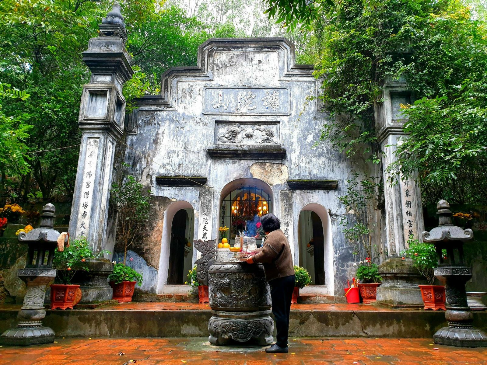 Việc quản lý tiền công đức được nhiều địa phương theo dõi chặt chẽ, công khai.