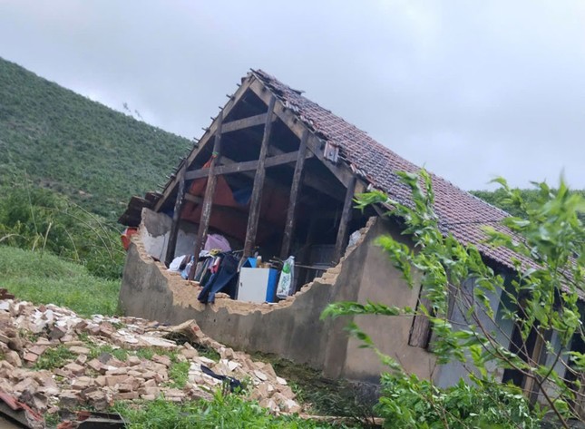 Bão số 3 làm tốc mái, đổ tường nhà dân ở Bắc Giang