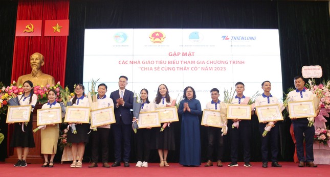 Thứ trưởng Bộ Giáo dục và Đào tạo Ngô Thị Minh và Phó Chủ tịch thường trực T.Ư Hội LHTN Việt Nam Nguyễn Kim Quy tặng Bằng khen và hoa cho các thầy cô giáo