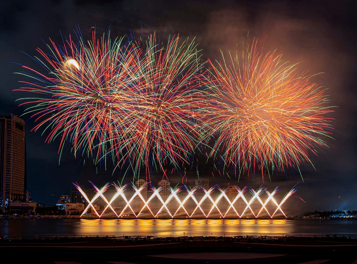 Màn trình diễn pháo hoa của đội Surex Firma Rodzinna (Ba Lan)