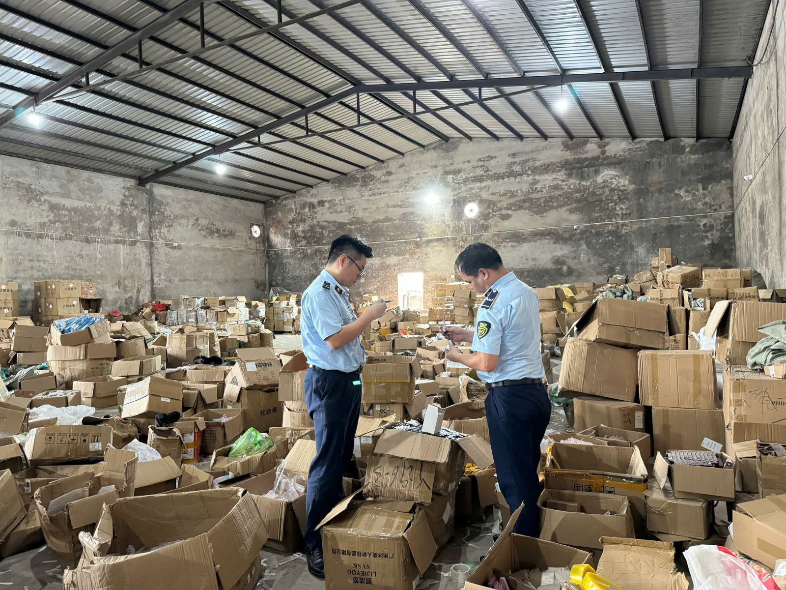 Việc xử lý nghiêm các vụ việc nghiêm trọng, đặc biệt là hành vi trốn thuế, sản xuất hàng giả, buôn bán hàng cấm và vi phạm an toàn thực phẩm, gửi đi một thông điệp mạnh mẽ về tính răn đe