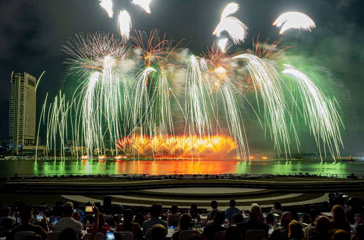 Những bản giao hưởng sử thi như Prophecy, The power of love, cho đến những bản tình ca Dark side story, Epilogue, hòa quyện với hiệu ứng pháo hoa độc đáo