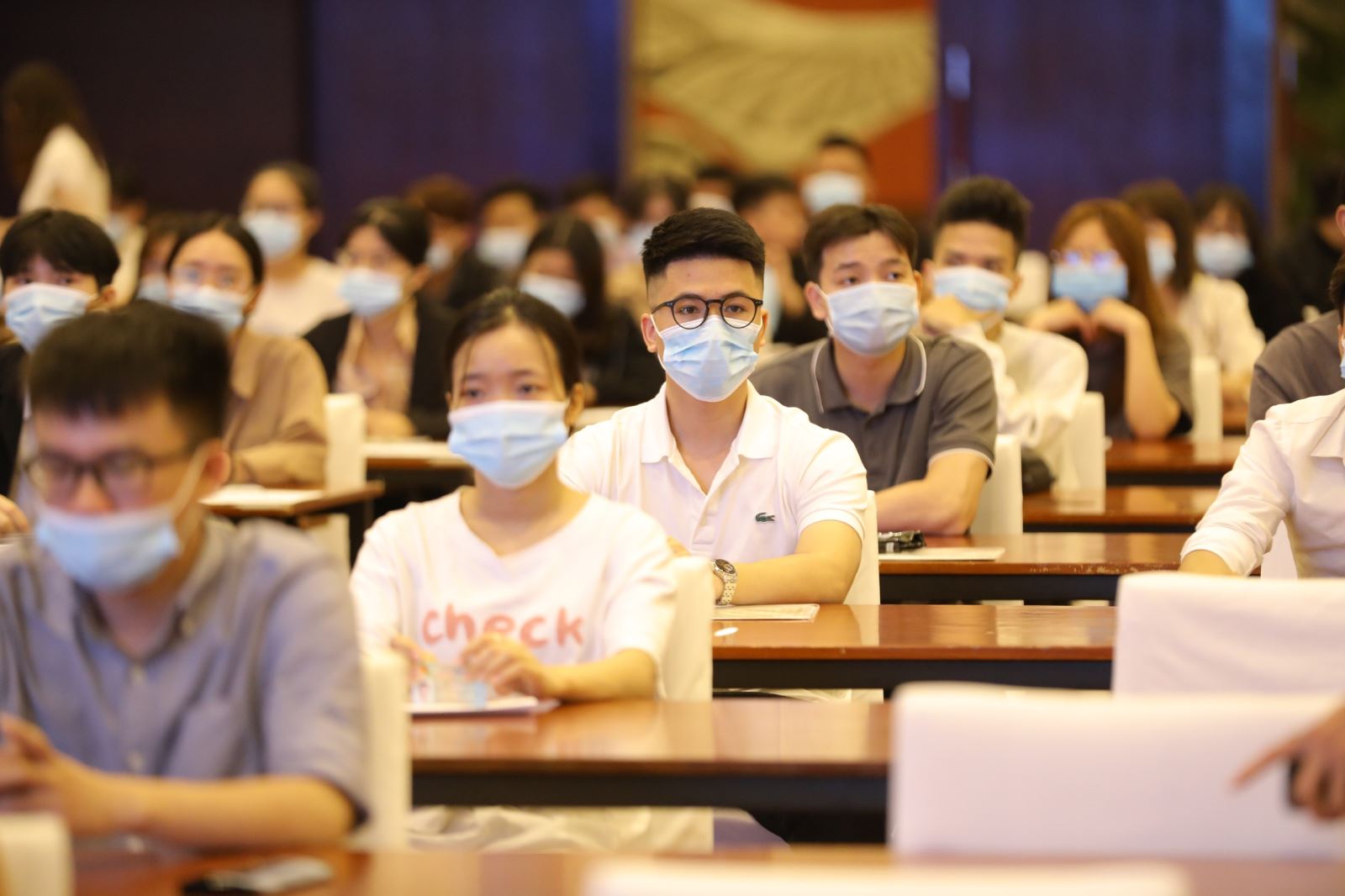 Các thí sinh chăm chú lắng nghe phần hướng dẫn trước khi chính thức bắt đầu làm bài thi