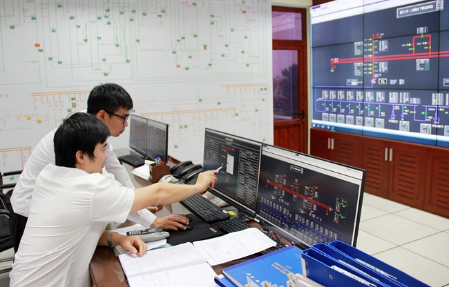 Cán bộ PC Bắc Giang vận hành Trung tâm điều khiển xa (ảnh Báo Bắc Giang)