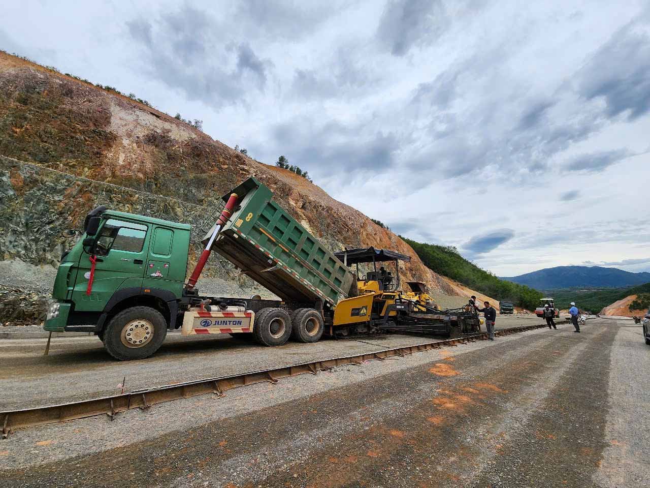 Mỗi công trình được khởi công hay khánh thành trong dịp này đều mang trong mình câu chuyện riên