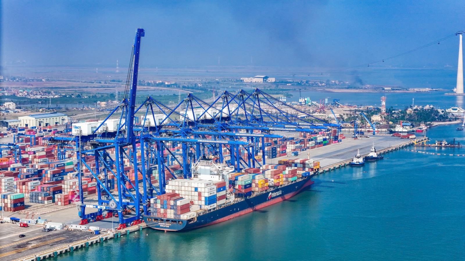 Hải Phòng sở hữu hệ thống cảng biển đồ sộ với 5 khu bến chính và 98 cầu bến, tổng chiều dài hơn 14km.