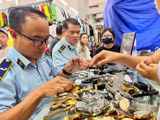 Cục Quản lý và Phát triển thị trường trong nước kiểm tra hàng hóa là đồng hồ giả mạo thương hiệu tại trung tâm thương mại 