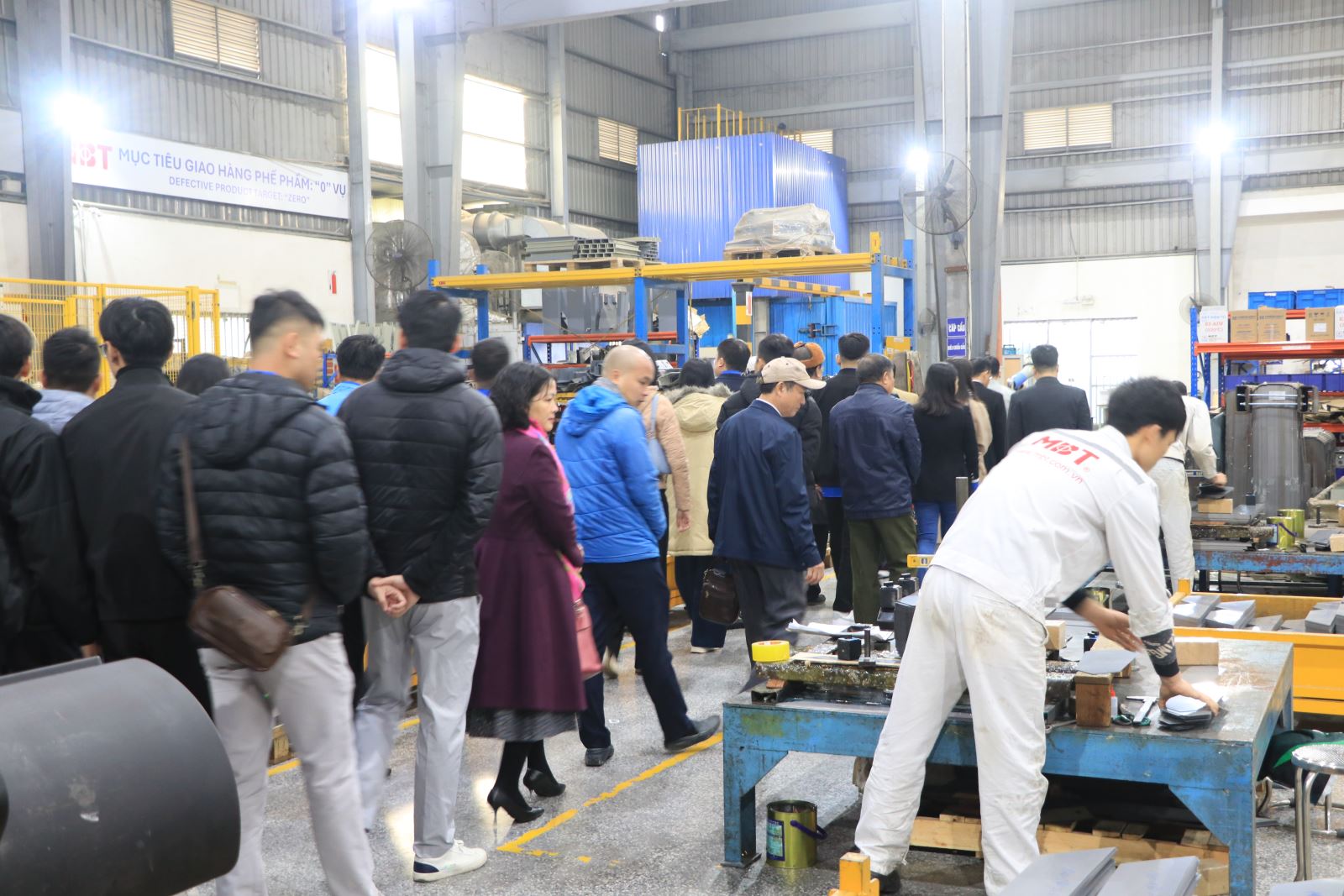 Các đại biểu thăm quan nhà máy của Công ty MBT