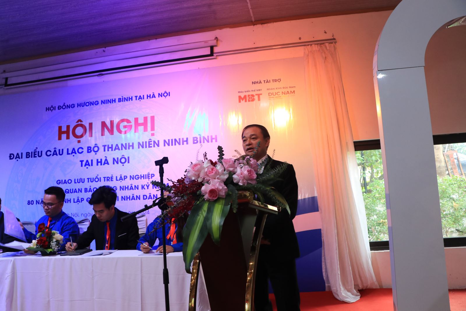 Trung tướng Phạm Quốc Cương nguyên Tư lệnh Bộ tư lệnh Cảnh sát cơ động Phó Chủ tịch Hội đồng hương tỉnh Ninh Bình chia sẻ với các đại biểu thanh niên